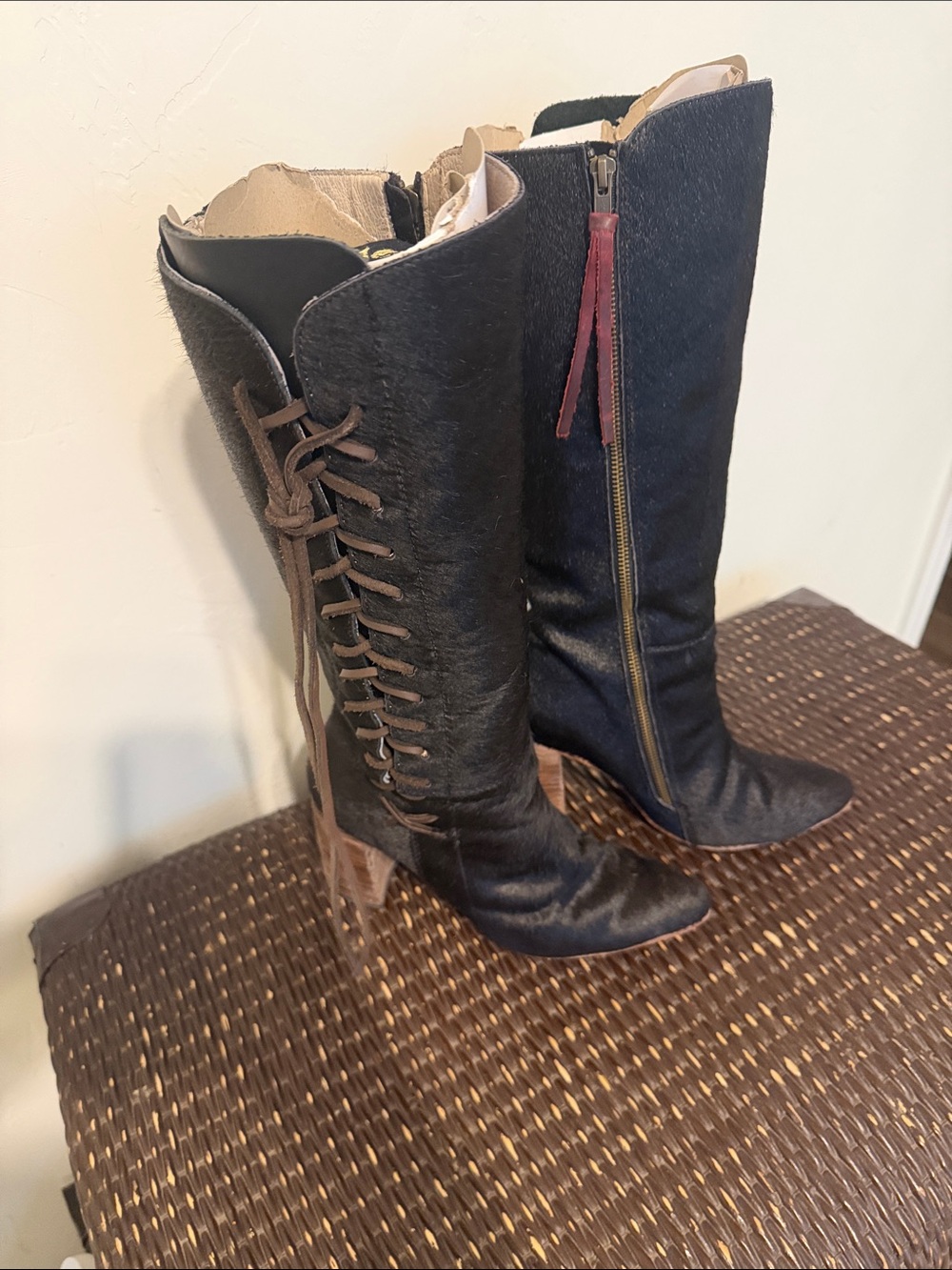 FREEBIRD BY STEVEN
JOAQUIN BOOTS IN BLACK CALF HAIR LACING DETAIL
FLARED HEEL 9